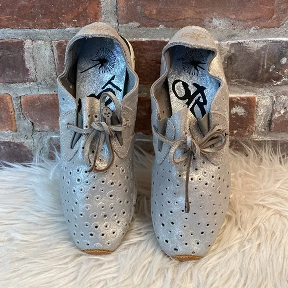 OTBT Metallic Silver Sneakers, Size 7.5M
