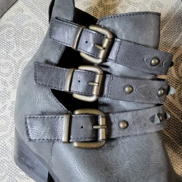 OTBT Valley View Gray leather booties hidden wedge open triple straps Size 7