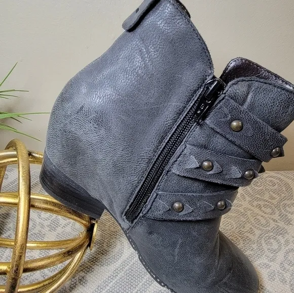 OTBT Valley View Gray leather booties hidden wedge open triple straps Size 7