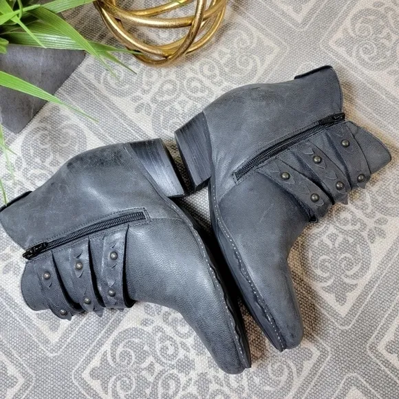 OTBT Valley View Gray leather booties hidden wedge open triple straps Size 7