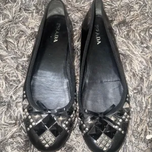 Prada Black Patent Leather Ballerina Flats Stud Stone Bow Embellishment Sz EU 39