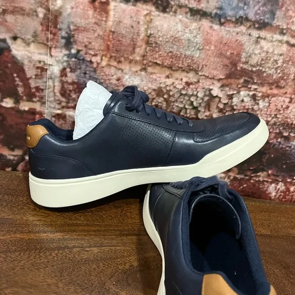 Preowned, COLE HAAN Men's Navy and Tan Sneakers great condition