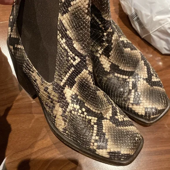 rag &amp; bone / AxisChelsea Boot inOlive snake skin Bootie Boots size 37.5 US 7.5