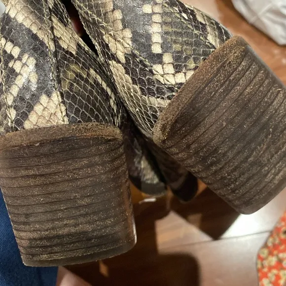 rag &amp; bone / AxisChelsea Boot inOlive snake skin Bootie Boots size 37.5 US 7.5