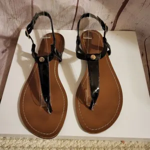 Ralph Lauren Black Patent Leather &quot;RLL&quot; Medallion Accent Thong Sandals 7.5m