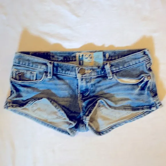 RARE 2000s HOLLISTER LOW RISE SEXY JEAN SHORTS DAISY DUKES⭐️⭐️⭐️⭐️⭐️