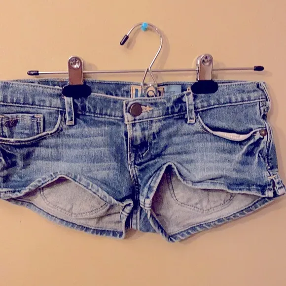 RARE 2000s HOLLISTER LOW RISE SEXY JEAN SHORTS DAISY DUKES⭐️⭐️⭐️⭐️⭐️