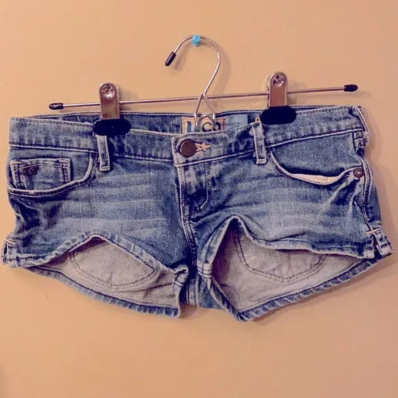 RARE 2000s HOLLISTER LOW RISE SEXY JEAN SHORTS DAISY DUKES⭐️⭐️⭐️⭐️⭐️