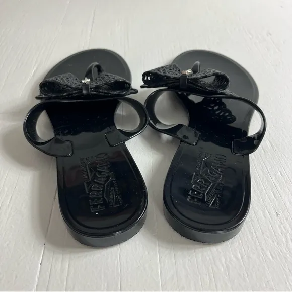 Salvatore Ferragamo Pandy Monogram Bow Jelly Thong Sandals Size 8 Solid Black