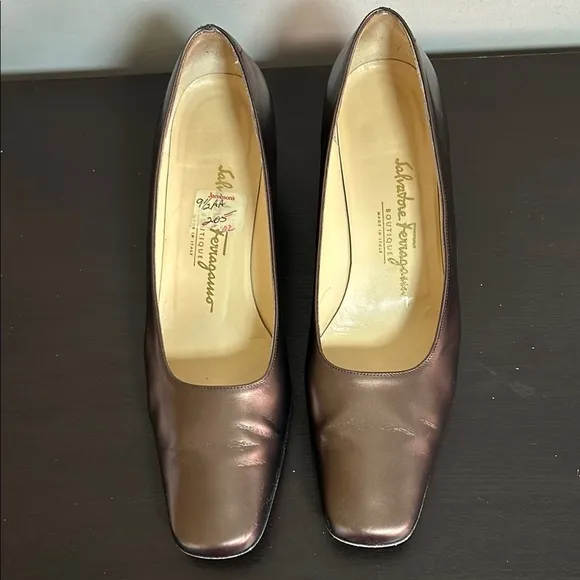 Salvatore Ferragamo Patent Leather Bronze Pumps Heels Italy Sz 9.5 AA