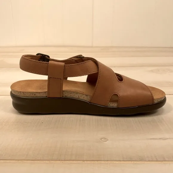 SAS Camel Leather Velcro Buckle Sandals Tripad Comfort Design NWOT Sz 7.5 N