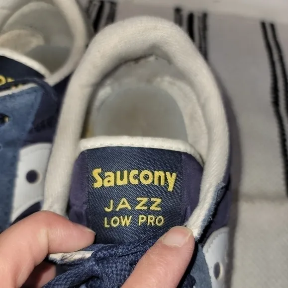 SAUCONY JAZZ LOW PRO SNEAKERS NAVY W YELLOW ACCENT, SZ 8.5 MENS