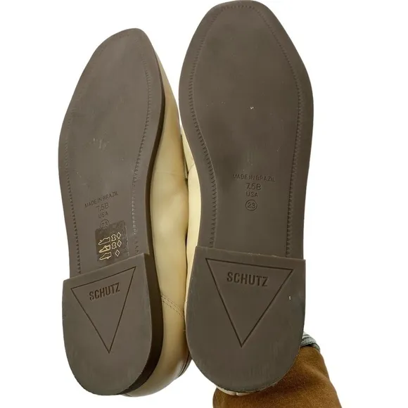 Schutz Cream Leather Desmond Caseina Flat  Size 7.5B Square toe Heel Height .5”