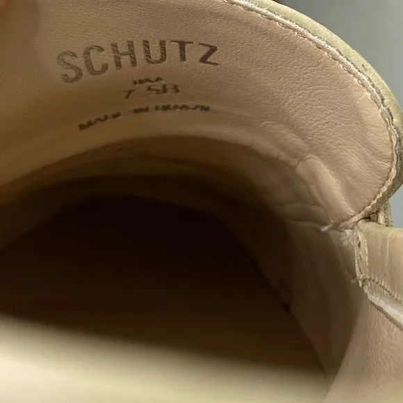 Schutz Cream Leather Desmond Caseina Flat  Size 7.5B Square toe Heel Height .5”