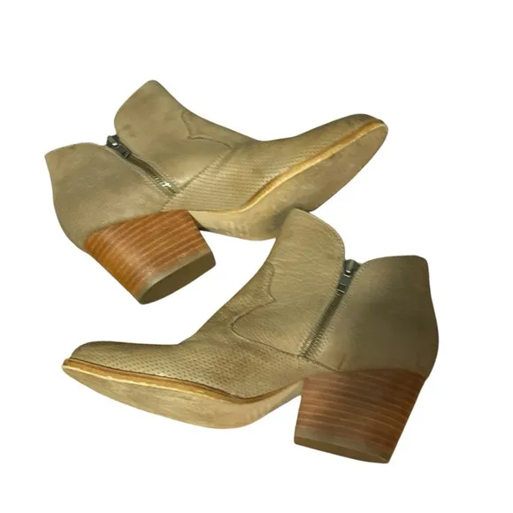 Silent D heeled ankle boots khaki western pointed toe booties 39/ 8 - 8.5