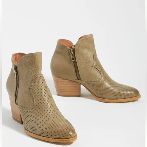 Silent D heeled ankle boots khaki western pointed toe booties 39/ 8 - 8.5