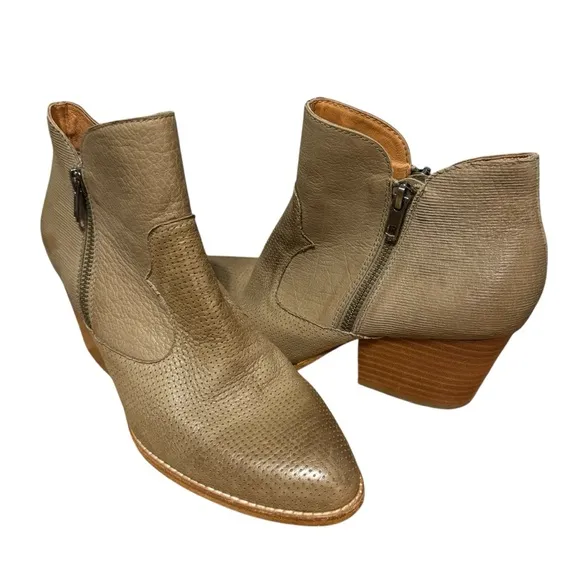 Silent D heeled ankle boots khaki western pointed toe booties 39/ 8 - 8.5