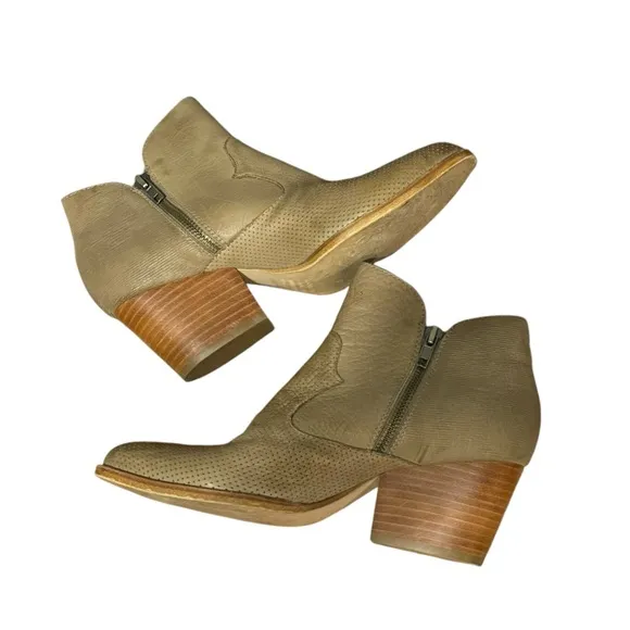 Silent D heeled ankle boots khaki western pointed toe booties 39/ 8 - 8.5