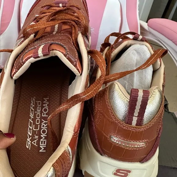 Skechers D’lites 149735 First Class Collection Elite Cognac Brown Size 11 NEW