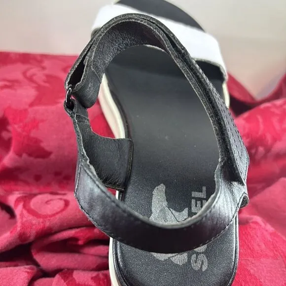 SOREL Cameron Black and White 2 1/2 inch Platform Sandals W 6 1/2