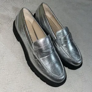 Stuart Weitzman Women’s Penny Loafer Size 7.5 B Silver Leather Grip Sole NWOB