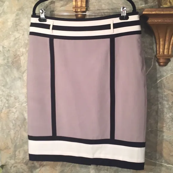 Stunning 🌹black white and taupe lined skirt