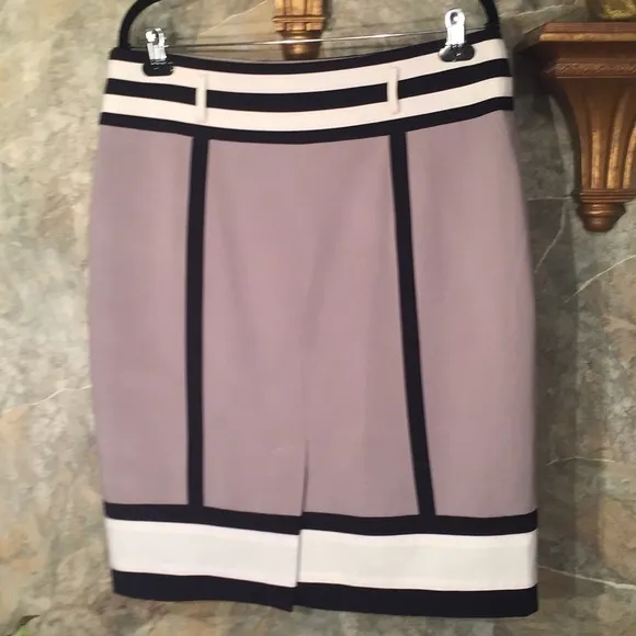 Stunning 🌹black white and taupe lined skirt
