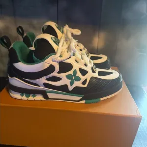 Stylish Black and Green Sneakers Lv barely worn size 10