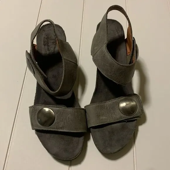 TAOS, wedge sandals, size 8. (41). Slightly used
