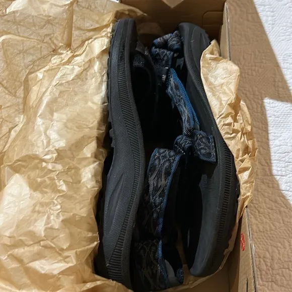 Teva Hurricane Men’s Size 11. Nearly new.