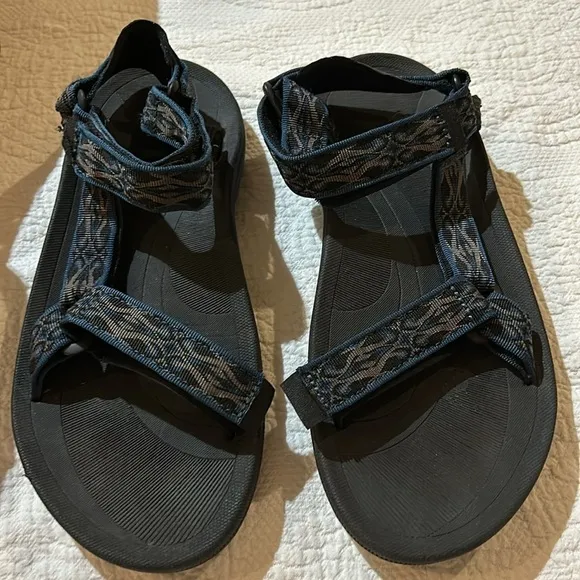 Teva Hurricane Men’s Size 11. Nearly new.