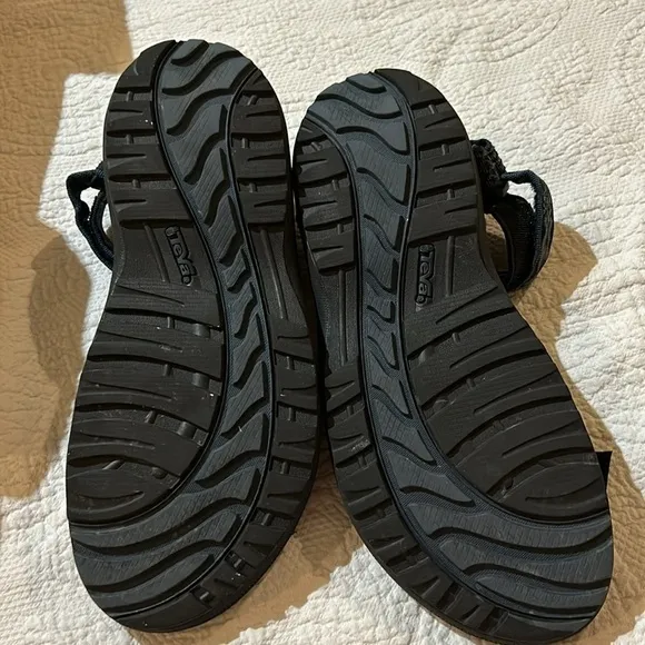 Teva Hurricane Men’s Size 11. Nearly new.