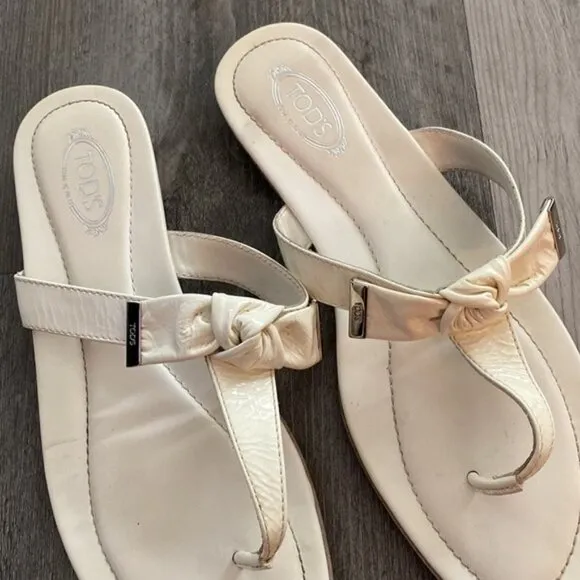 Tod’s Leather Slip On Sandals Womens 8.5 / 39 White Knot Bow Patent Detail ITALY