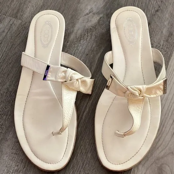 Tod’s Leather Slip On Sandals Womens 8.5 / 39 White Knot Bow Patent Detail ITALY