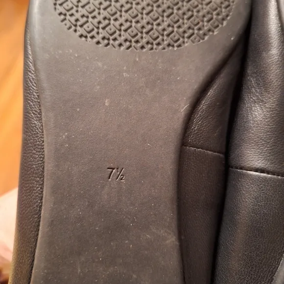 Tory Burch Ballet Flats Black Leather w/ Gold Toned Logo Ladies 7 1/2 OLD MONEY