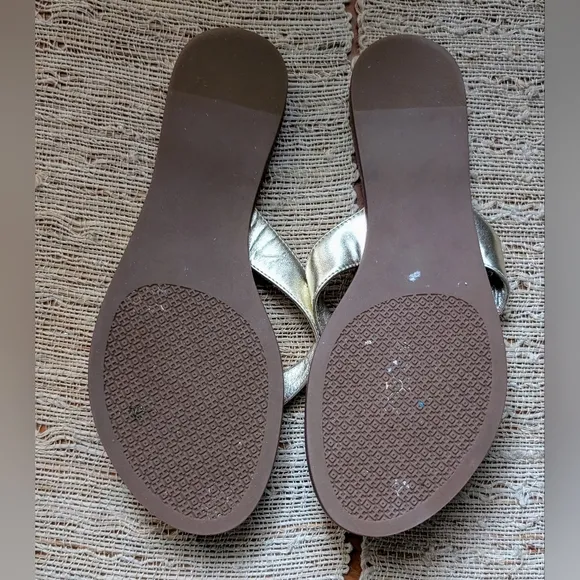 Tory Burch •  Benton Thong Sandal EUC