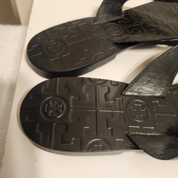 Tory Burch Black Patent Leather w/Silver Medallion FlipFlop Sandals Sz.8 Ret$155