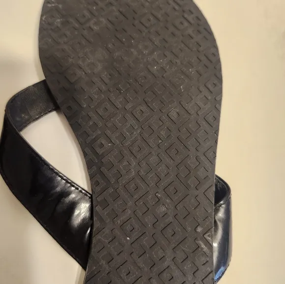 Tory Burch Black Patent Leather w/Silver Medallion FlipFlop Sandals Sz.8 Ret$155