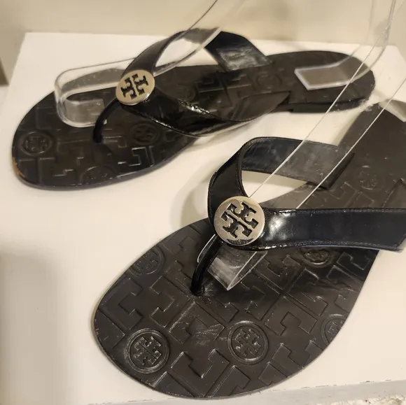 Tory Burch Black Patent Leather w/Silver Medallion FlipFlop Sandals Sz.8 Ret$155