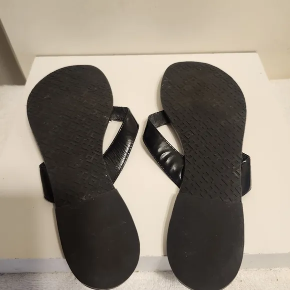 Tory Burch Black Patent Leather w/Silver Medallion FlipFlop Sandals Sz.8 Ret$155