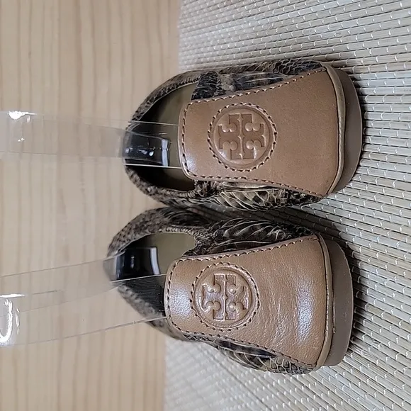 Tory Burch Eddie Snakeskin Round Toe Flats sz5