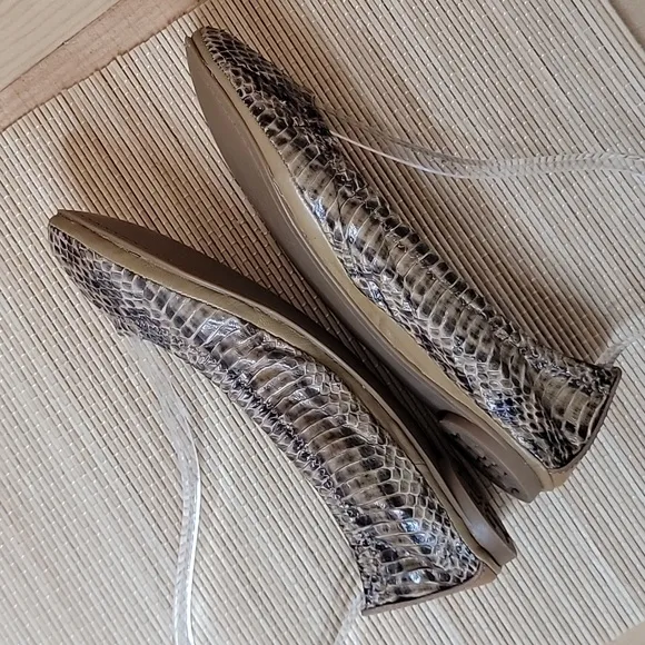 Tory Burch Eddie Snakeskin Round Toe Flats sz5
