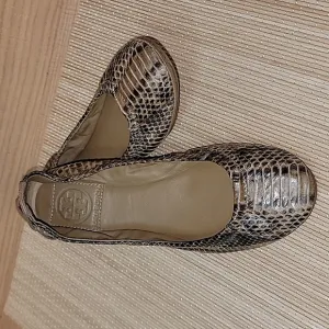 Tory Burch Eddie Snakeskin Round Toe Flats sz5