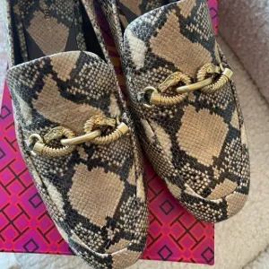Tory Burch Jessa Classic Snakeskin Leather Loafer Flats  - US 7.5