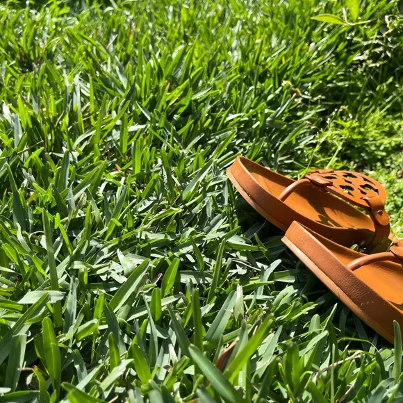Tory Burch Miller Cloud🍂🍁aged Camello size 8 womens like new