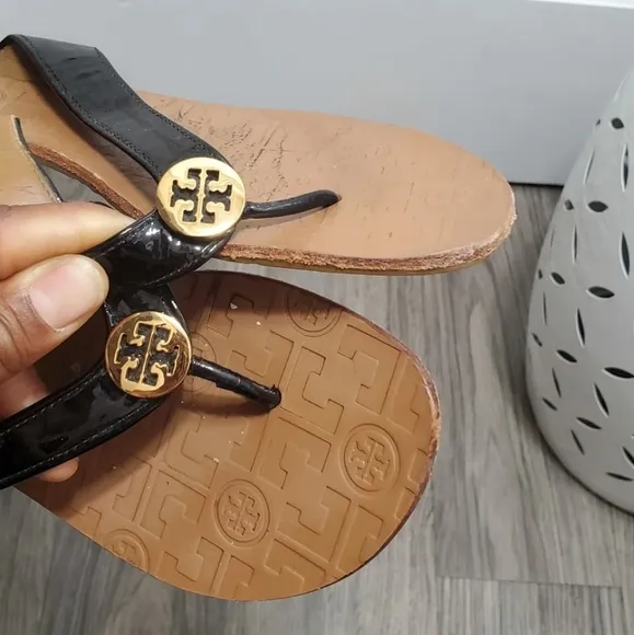 Tory Burch Thora Thong Black Patent Leather Brown Flat Sandals Women’s Size 8M🌴