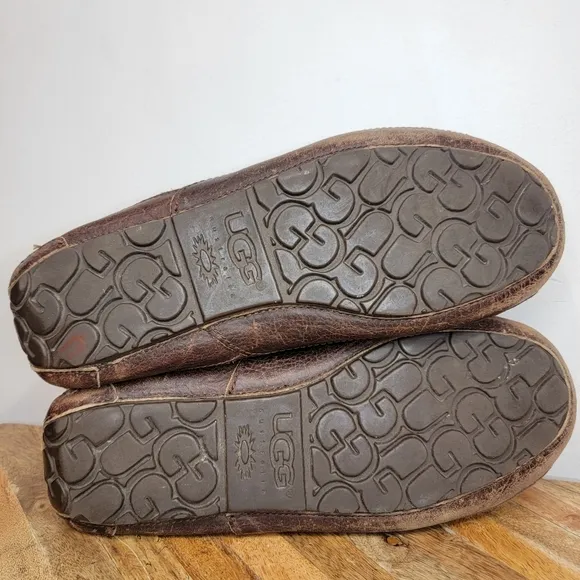 UGG 5379 Men's Sz 9 Ascot Brown Leather Sheepskin Rubber Sole Slippers Loafers