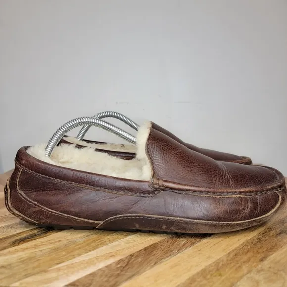 UGG 5379 Men's Sz 9 Ascot Brown Leather Sheepskin Rubber Sole Slippers Loafers