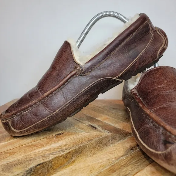 UGG 5379 Men's Sz 9 Ascot Brown Leather Sheepskin Rubber Sole Slippers Loafers