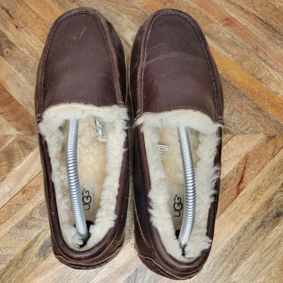 UGG 5379 Men's Sz 9 Ascot Brown Leather Sheepskin Rubber Sole Slippers Loafers